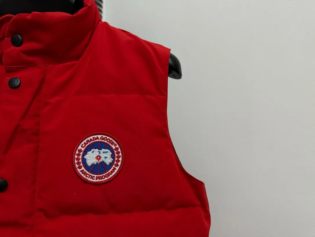 P360 [Canada Goose] Canada Goose #Freestyle Crew 4154M Men’s and Women’s Vest Down# ➖ Imported Behringer embroidery machine with customized 10,000-needle embroidery logo! ➖ Imported 21-count polyester-cotton blended original fabric, using Feather-Light 10D waterproof coating fabric, made of 84.5% polyester fiber and 15.5% cotton, 100% the best feel in the entire network! ➖ The genuine official website uses the national standard 80 white duck down, and will never be misled by false claims such as 90 down or goose down! ➖ 100% nylon nylon lining with double double-layer sealing design to prevent velvet from running away. Top-grade polar fleece is used in the collar and pockets to keep warm and comfortable! ➖ Yoshida YKK provides original custom-made electroplated sliders. YKK two-way lockable zippers are tight and smooth and will not peel off paint! ➖ 3M composite original Velcro is durable, and all accessories and hardware are disassembled and customized! ⛔No slander, no exaggeration, no need for too much copywriting, because it is focused, it is professional!  SIZE: XS S M L XL XXL